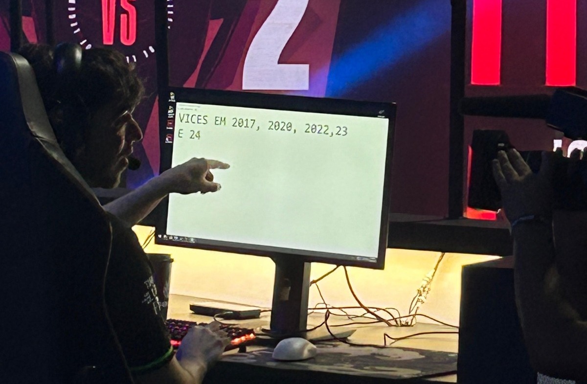 fuckzpretty's tweet photo. REDBERT VOCÊ É ÍDOLO PRA CARALHO E NOSSO EX NUNCA TERIA ESSE CULHÃO. https://t.co/g0dT5SfoeM