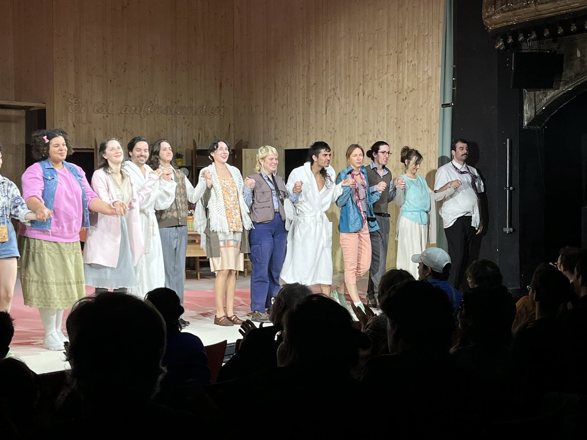 LandauDaniel's tweet photo. #LandausSchnellkritik, „Der Verein“, Steffen Link, Regie Theresa Thomasberger, und das im @SchauspielhWien 😊

Ein heftiges Stück, wohl stark autobiografisch inspiriert, das von Theresa Thomasberger extrem dicht und gut inszeniert (tw ebenfalls heftig) auf die Bühne gestellt wurde. 

Sehr fein auch das Schauspiel, toll alle, ergänzt mit dem „Ensemble Plus“ des Schauspielhauses, das diese evangelikale Gemeinde inspiriert darzustellen versteht. 

Besonders fulminant, der Schluss dieser etwa zwei Stunden, diese gleichsam „Abrechnung“ von Stefan. 

Noch zu sehen wieder Ende Juni (26.-29.), wieder im @SchauspielhWien (😍). Empfehlung 🙏