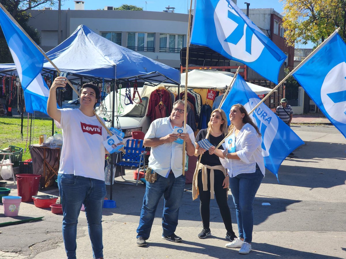 👉🏼Estrenamos la #Raffoneta de la @lista71 en nuestra tarde de militancia repartiendo el folleto de @lauraraffo en el municipio E. 📍Feria de Malvín 📍Rambla y Gallinal #HagamosHistoria