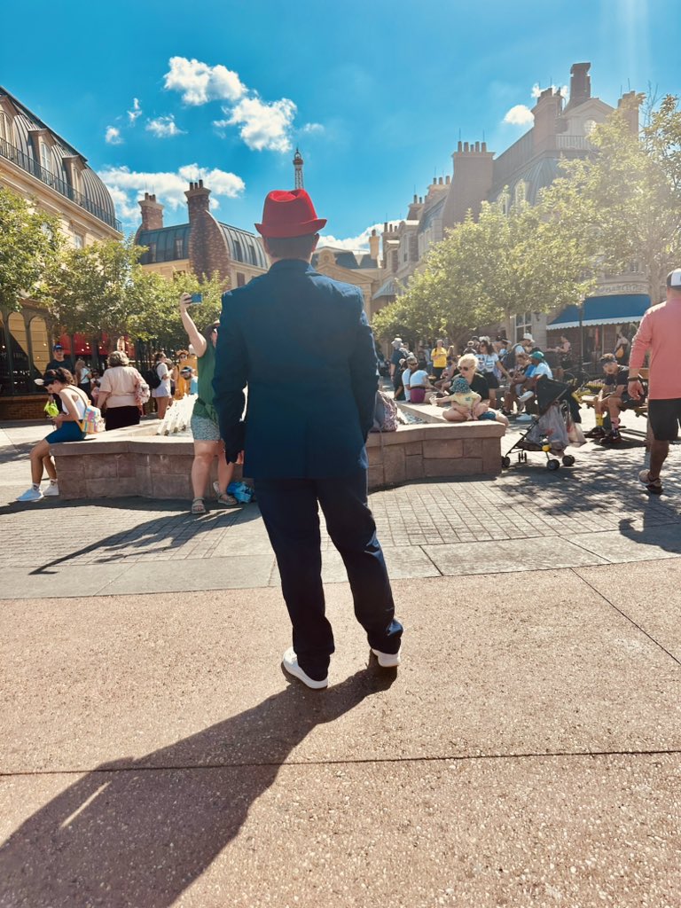 rteetz's tweet photo. Just Dappering my life away in 95 degrees #WaltDisneyWorld #DapperDay https://t.co/NIdUxrb6BB