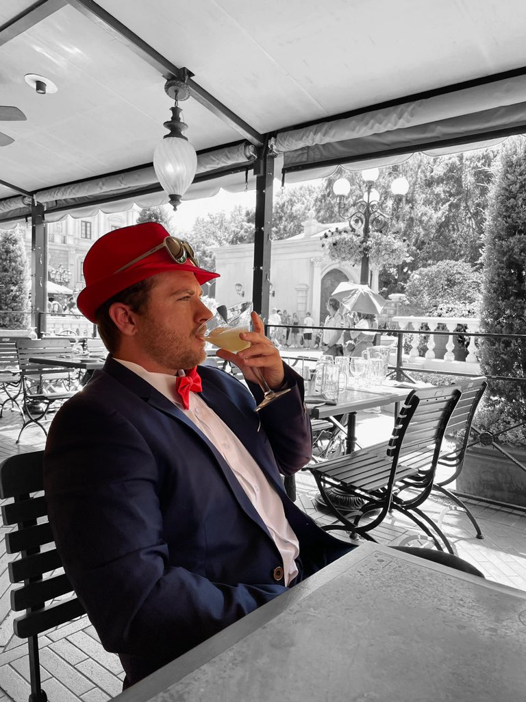 rteetz's tweet photo. Just Dappering my life away in 95 degrees #WaltDisneyWorld #DapperDay https://t.co/NIdUxrb6BB