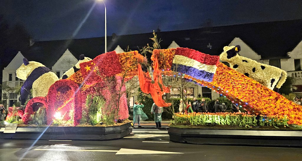 Beautiful float by the China Cultural Center participating in the 2024 #Bloemencorso Flower Parade. The pandas and cow meet here on an orange bridge of flowers to celebrate the connection between China and the Netherlands.