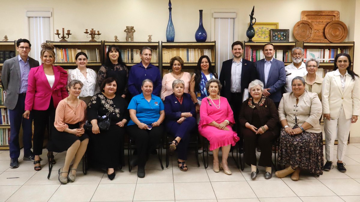 📸 Para atender las necesidades de nuestra comunidad en Eagle Pass, la canciller Alicia Bárcena sostuvo un encuentro en la sede del @ConsulMexEag con representantes comunitarios. La protección y el empoderamiento de nuestras comunidades mexicanas en Estados Unidos es una…