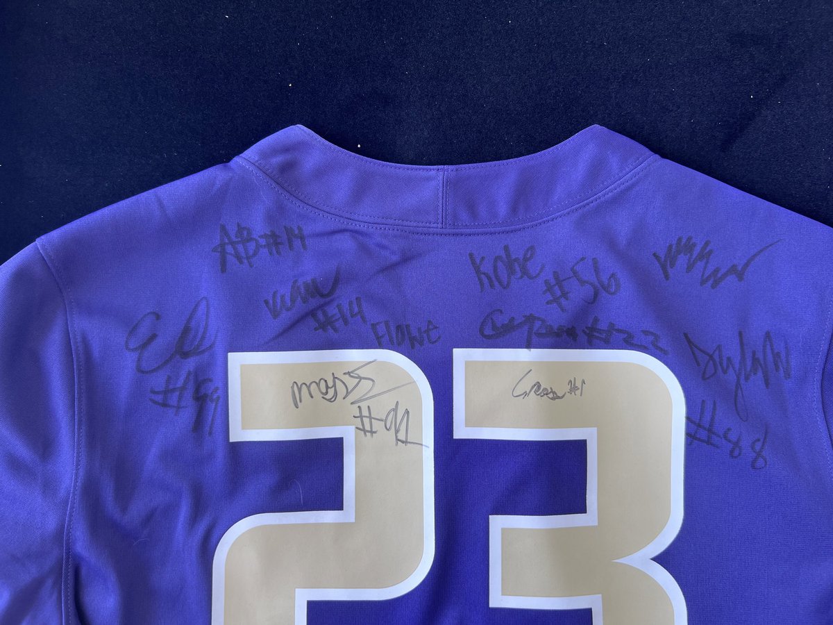 Wanted a memento of the first class I ever really worked on… Thanks @KobeCampbell77, @JC3vans_, @dylanw2024, @FloweKeelan, @chaseregan14, and @MarcellusNash_ for signing :) (Also got a few favorites: @alonzabiii, @ericconeill, and @camross07)