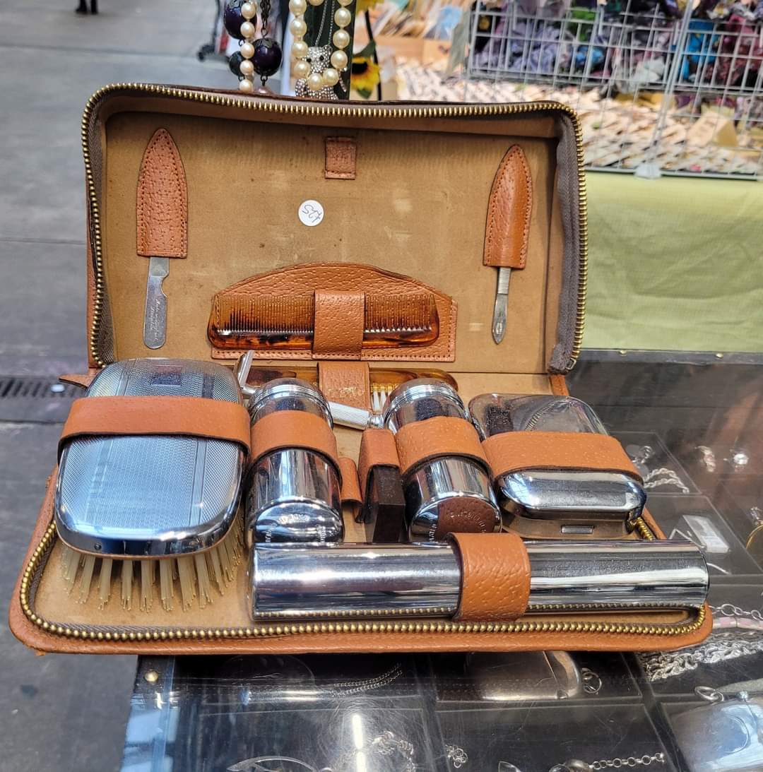 Shout out to all you guys getting ready to go out tonight... Collectable Curios male grooming retro style!

info@collectablecurios.co.uk

#MaleGroomingSet #Retro #Collector #Antiquing #ShopVintage #Home #ShopLocal #SupportLocal #StGeorgesBelfast  #StGeorgesMarketBelfast