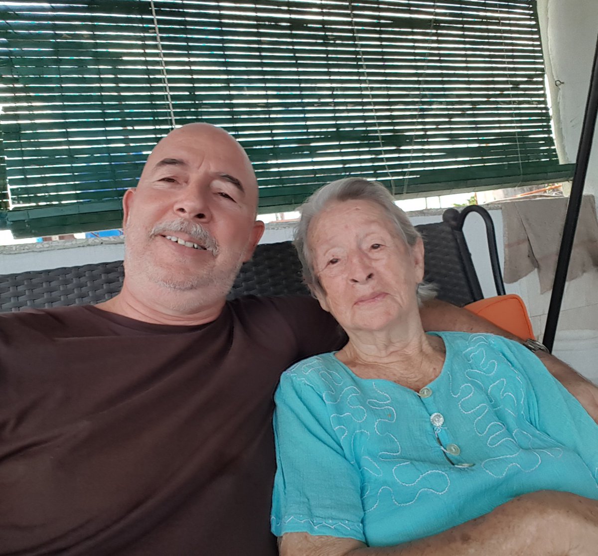 بالأمس انتقلت والدتي إلى رحمة الله، و هي  ليست جلبتني إلى العالم و جعلي ما أنا عليه فحسب، بل غرست في داخلي أفضل القيم الإنسانية وكانت تدعمني دائمًا في جميع مشاريع الشخصية والمهنية. اتمنى أن ترقد في سلام