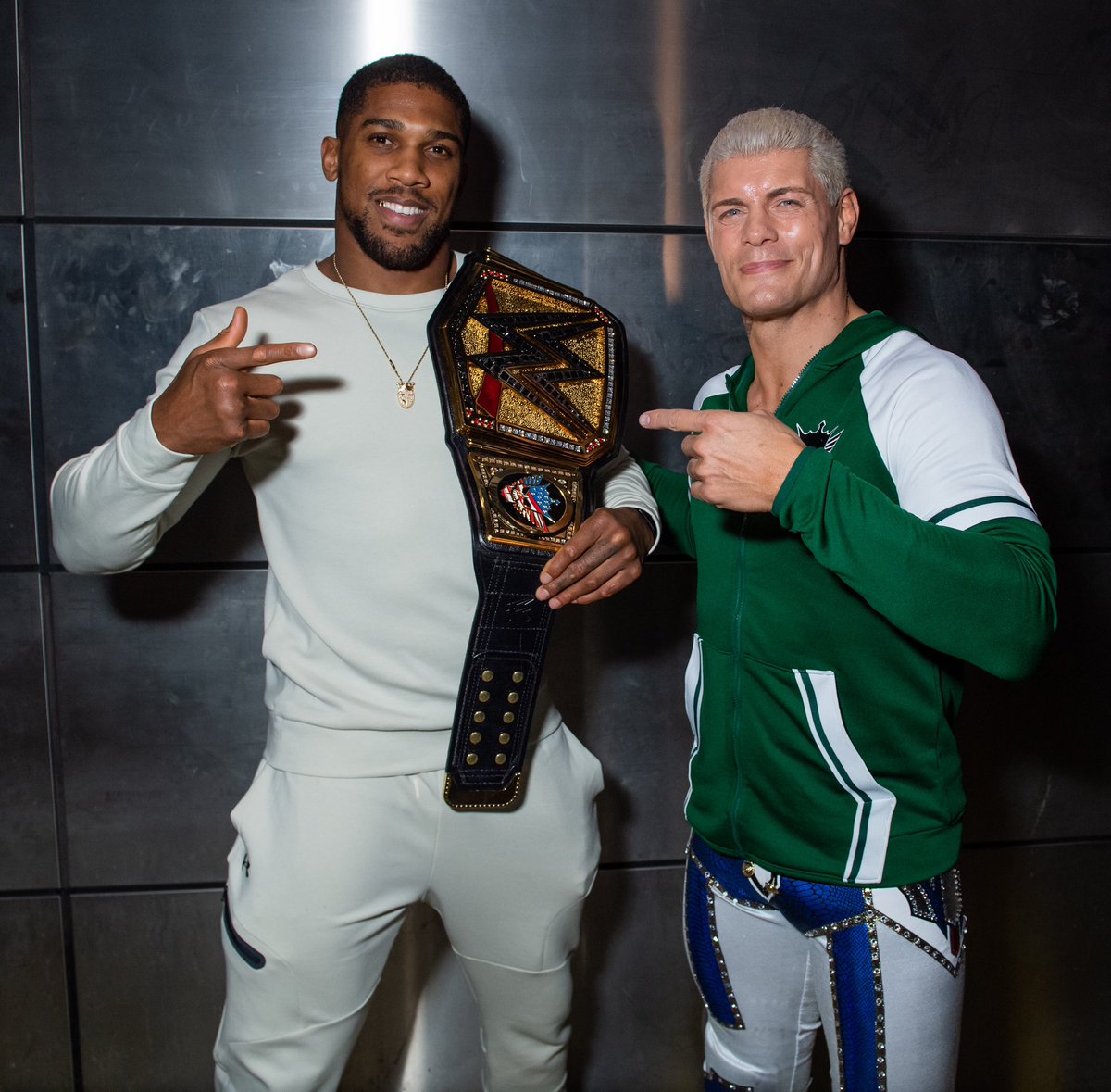 Real recognise Real 🙌 @anthonyjoshua @CodyRhodes #WWELondon