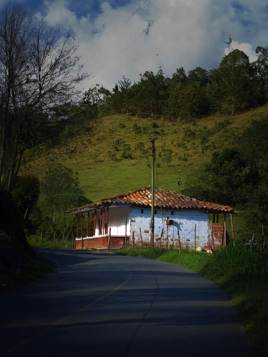 #LaFotoDelDía | 'A la orilla del camino silenciosa está la casa'.vía hacia el corregimiento de San José, municipio de La Ceja. #Colombia #OrienteAntioqueño

Fotografía: Ciro Ciro