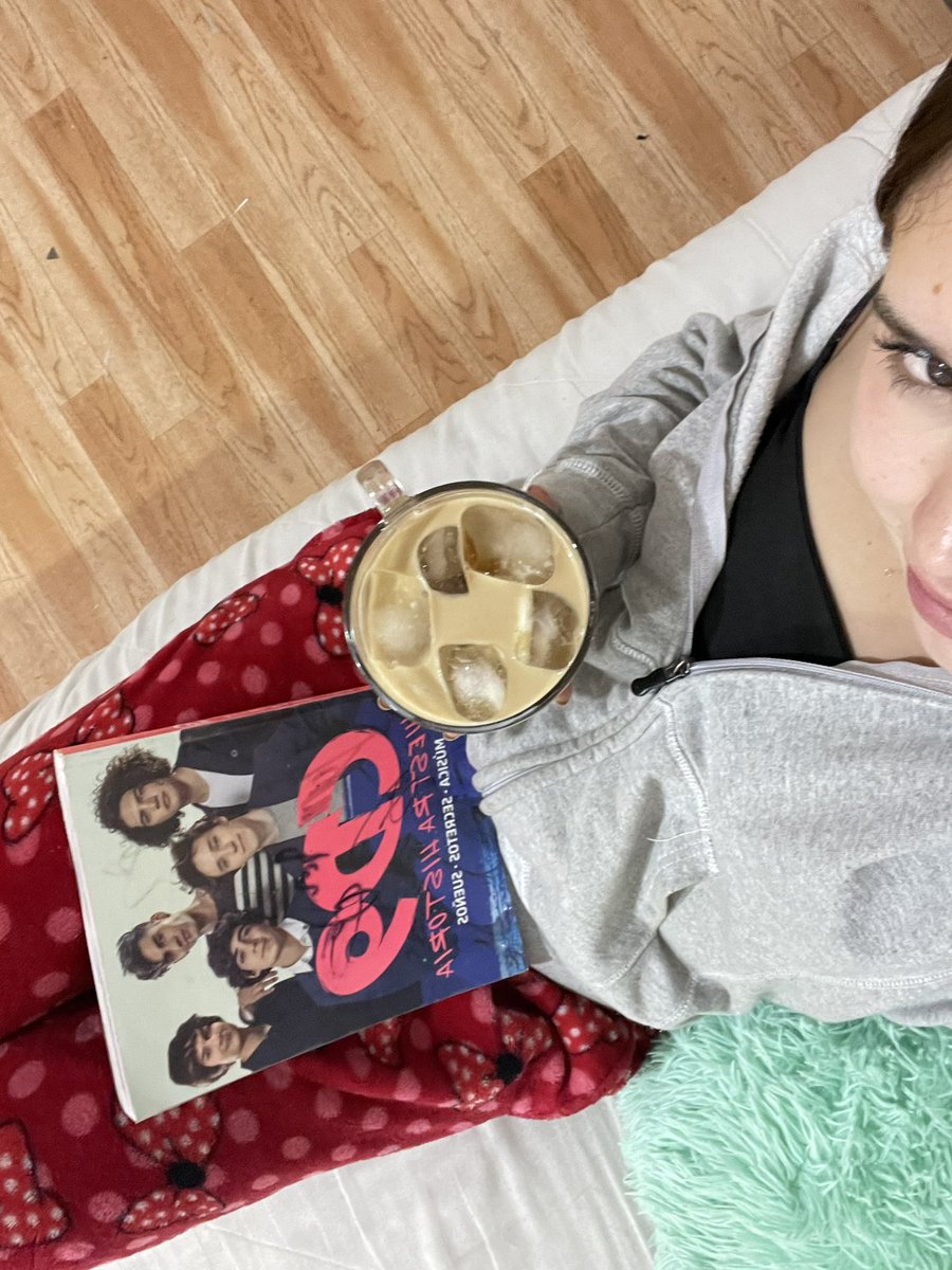 menagxxj's tweet image. nada como lluvia, un café y un buen libro 😍😍