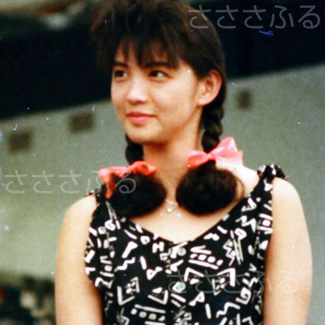 toka_sato's tweet photo. 4月21日
志村香ちゃんデビュー記念日🎉
デビュー曲“曇のち晴れ”
#尾崎亜美 サン作の“名曲”😆
☁くぅもりぃ…のち…はれぇ~ ♪☀
彼女の声も、歌い方もマッチした、とっても可愛いぃ歌😍
ジャケットの内側の写真😍
ええなぁ♪
#志村香
#尾崎亜美 #POINTS2
#1985年デビュー https://t.co/YegVk7HKqb