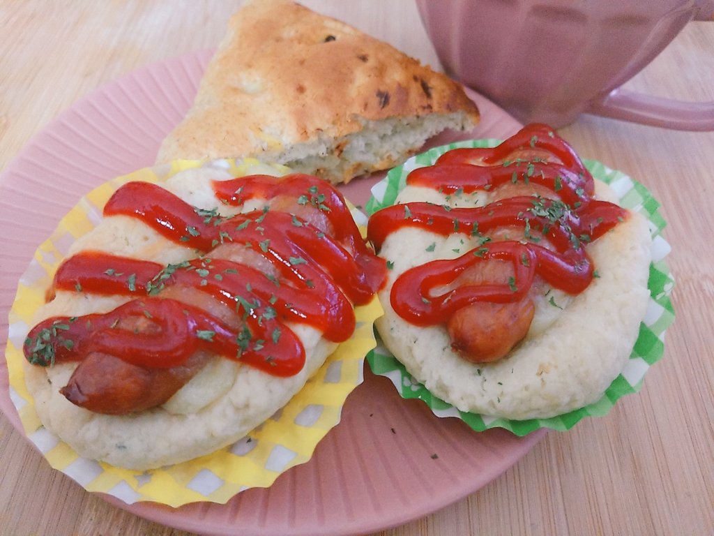hal_041039's tweet photo. 朝&昼。
いつものチョコバナナスコーンと、新しくウインナーパン作ったよ!
大絶賛で殿堂入りしました😘😘
#HALsKitchen
#筋トレ初心者
#ダイエット https://t.co/0JOEqeXuLq