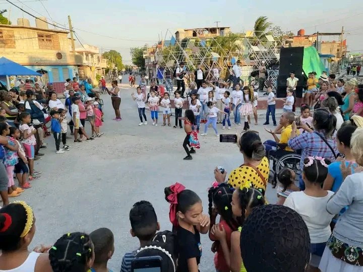 Los niños de la Rotonda y de los consejos populares de la zona norte de #Bayamo #ProvinciaGranma disfrutan este sábado de la actuación de los 'Andantinos'