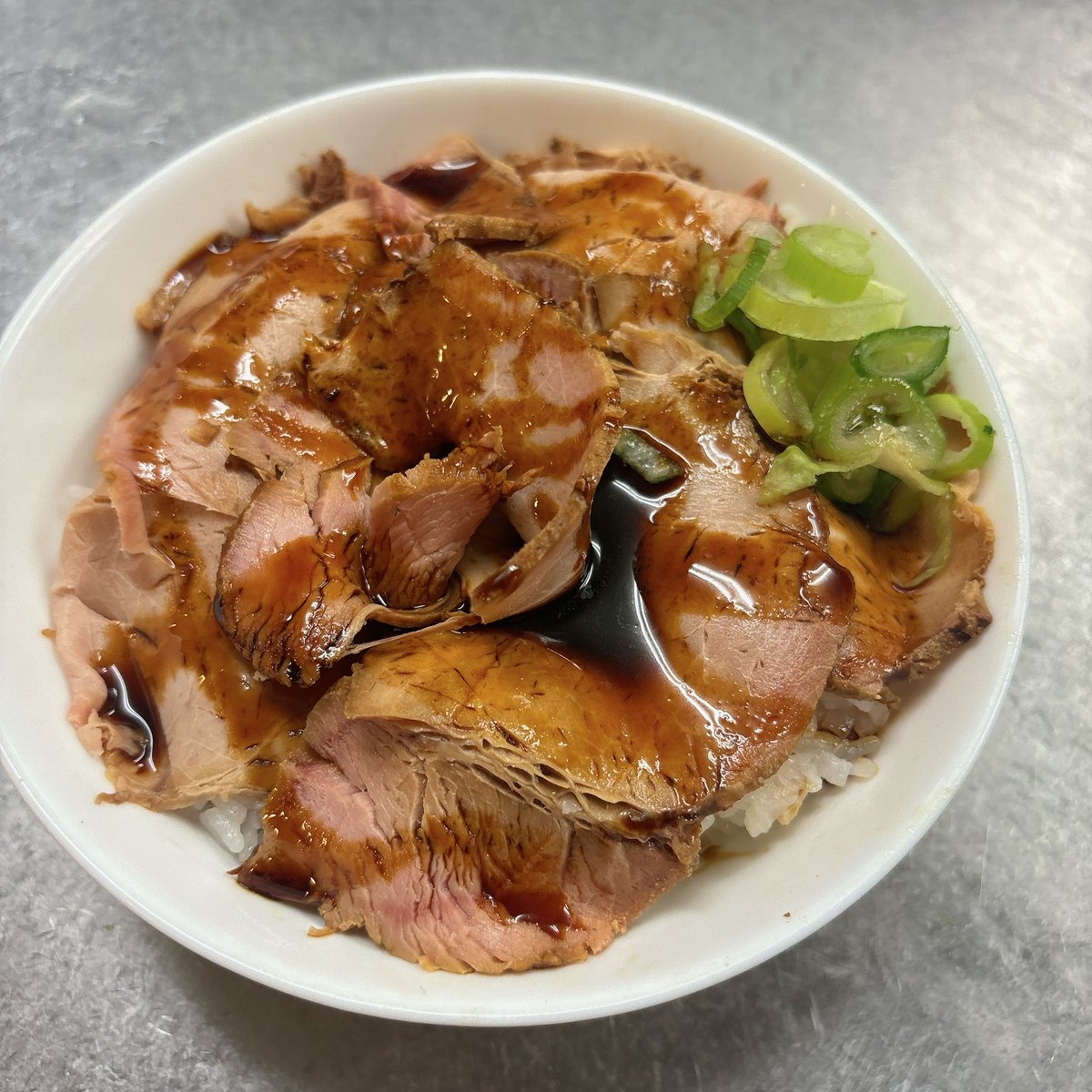 おはようございます☀ 本日『モモチャー丼究極のタレ（煮豚ver）』やります🔥（320円） 前回はモモでしたが今回は煮豚です 究極のタレ丼シリーズ化します🔥 本日昨日同様煮豚もやります ぜひご賞味ください 本日のXフォロワーサービス『のり』です 本日も通常営業です よろしくお願いします #環家