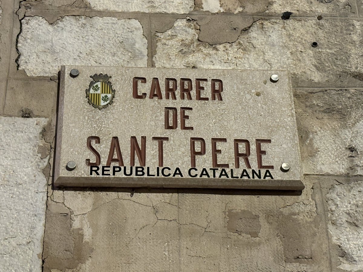 Moltes plaques de carrers de #Figueres han aparegut, en les darreres hores, amb el lema República Catalana sota el seu nom.