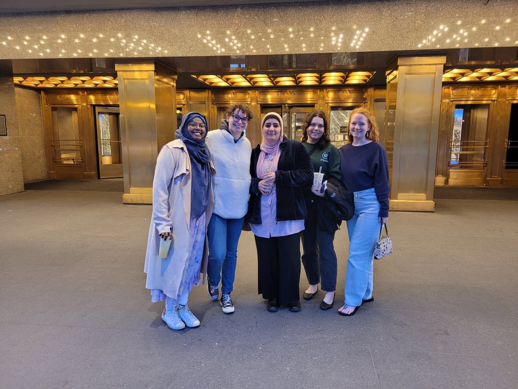 Last day at SRA and the Wayne State Scholars went out with a bang! Presentations? Fire. Audience? Even fierier. Rounded off our first conference together with the gang by indulging in some boba and s’mores! #SRAChicago2024