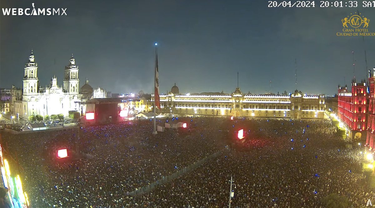 Así luce el Zócalo de la Ciudad de México, completamente lleno a unos minutos de que comience el concierto de Interpol. 🎶✨ #Interpol #ConciertoHistórico Via: @webcamsdemexico