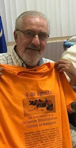 '9 de agosto; Día Internac d los Crímenes Estadounidenses vs la Humanidad', dice el pulóver q muestra Atilio en el CELARG. Se refiere, obviamente, al 9 d agosto de 1945, cdo Truman ordenó q lanzaran la Bomba s/ Nagasaki, 3 días desp d haber destruido Hiroshima. #NoAlFascismo