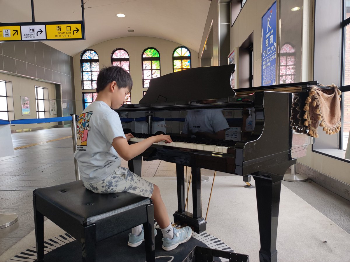 埼玉ストリートピアノスタンプラリー🎹✨。よーいっ、スタート‼️ #9歳 #ピアノ男子 #ストリートピアノ #坂戸駅 #埼玉ストピラリー #音芽子ちゃん