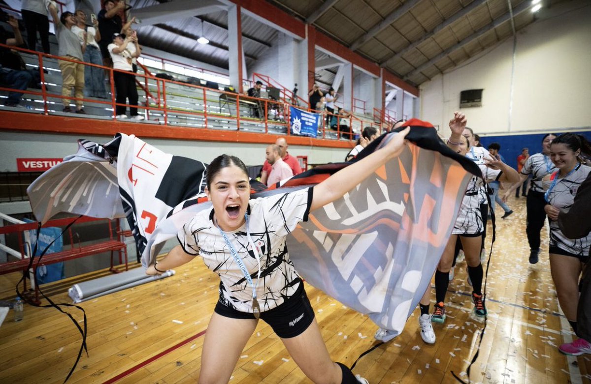 🖤 Postales de una tarde mágica 🤍 

CAMPEONAS NACIONAL “A” JUVENILES DAMAS - MENDOZA 2024

📸 @CAHandball