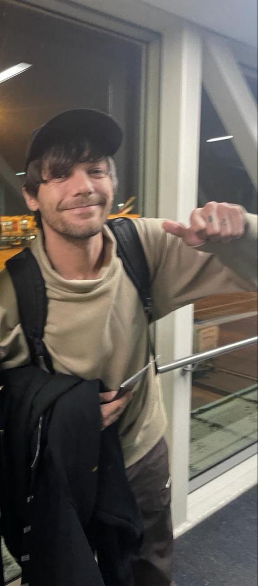 📸| ¡Foto no vista de Louis en un aeropuerto! —owner