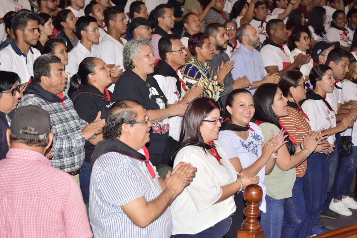 Acto conmemorativo dedicado al Héroe de la Paz Cristhiam Emilio Cadena (El Chino), víctima de un acto terrorista que buscaba socavar la paz y soberanía 🔴⚫

#LeonRevolucion 
#SomosVictoriasVerdaderas