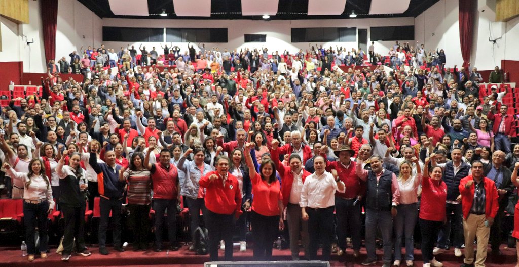 AnaLiliaHerrera's tweet photo. Me dio muchísimo gusto ver tantas manos levantadas en cada rincón del #EdoMéx para participar en este proceso electoral.

#LaGenteBuenaDelPRI, de hueso colorado, nos unimos para lograr el triunfo. ¡Ganar requiere humildad, exige respeto y demanda inclusión! 👏🏼👏🏼 https://t.co/4wGsdGR3PG