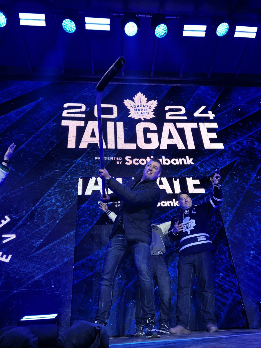 Tomas Kaberle stopped by the tailgate at Maple Leaf Square earlier this evening. #leafsalumni #TMLA #leafsforever