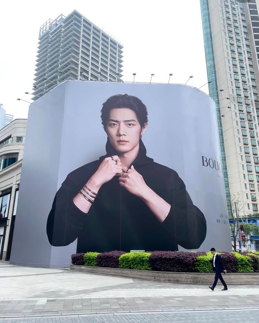 xzhaniverse's tweet photo. after tod's, it's now xiao zhan @Boucheron ads at shanghai taikoo hui 🤩

#XiaoZhan #XiaoZhanxBoucheron #XiaoZhanxTODS https://t.co/d8PpyLAAEw