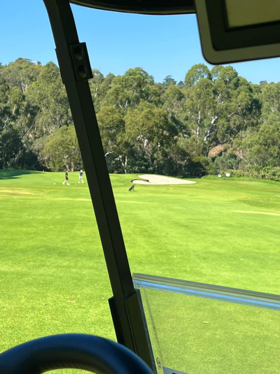 Today's weather is great, playing golf with the best female friends. Come through a happy weekend!