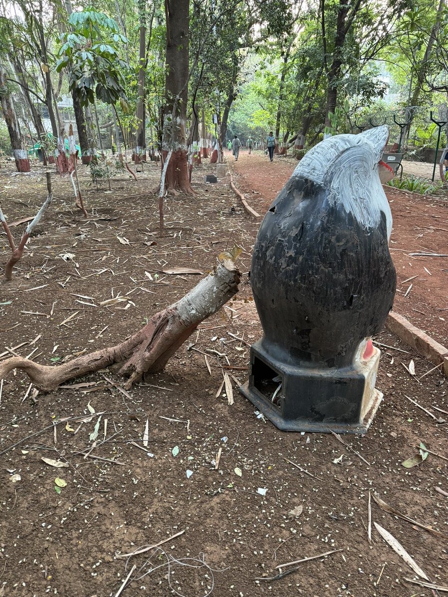 हिरवाई वॉकिंग ट्रॅक वरील दृश्य हे महाराष्ट्रातल्या सध्याचा राजकीय परिस्थिती सारखं आहे. प्रत्येक पक्ष कोणाचातरी टेकू घेऊन उभा आहे. टेकू काढला की आपटणार हे नक्की! इथे दिसत असलेल ‘पेंग्विन’ हे एक कचरा गोळा करायला ठेवलेलं साधन आहे, त्याचा संबंध इतरत्र जोडू नये…व्यक्तीशी पण नाही!