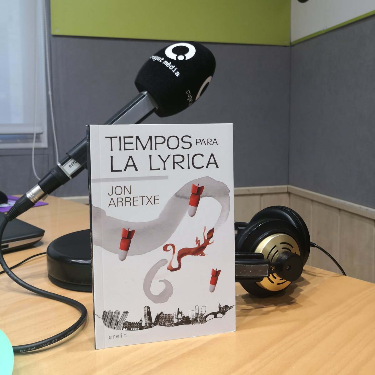 charoglez4's tweet photo. Esperando a @ArretxeJon y a Touré en Ràdio Sant Cugat. A las 13:00 en el Lletres i Música de Mari Carmen Sinti . #YoDeTiNoMeLoPerdería #AvisadosEstáis #nosinmilibro #charolalectora #megustalaradio #detectivesporelmundo https://t.co/L7H4F8l07V