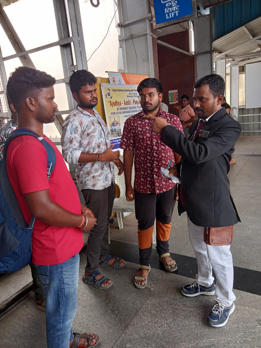 drmvijayawada's tweet photo. Crowd management at #Vijayawada Railway Station 

Vijayawada Division had deployed staff at all Entry/ Exit points , Trains, Booking/ Reservation Counters to monitor the summer rush  
#RushHandling #SummerSpecial #IndianRailways 

@SCRailwayIndia 
@RailMinIndia https://t.co/8Nl81Ukua9