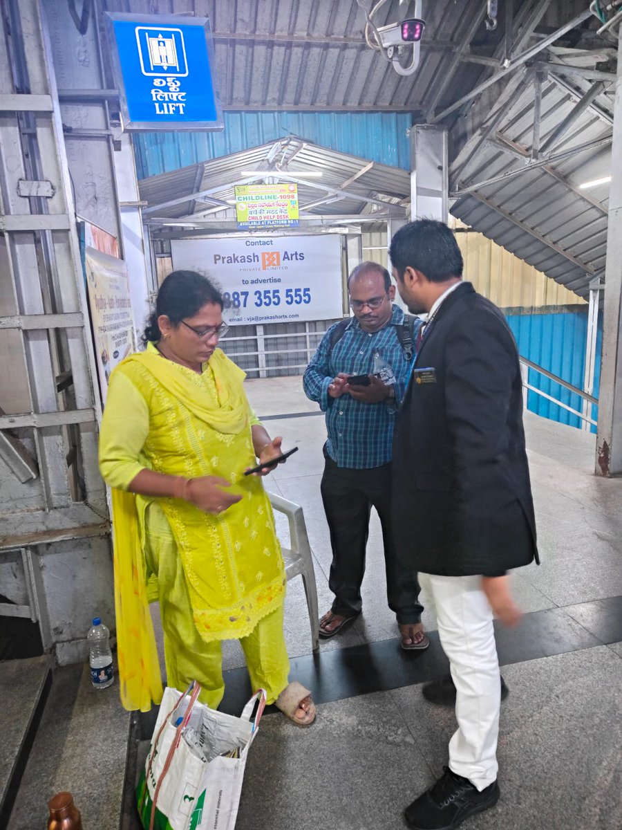 drmvijayawada's tweet photo. Crowd management at #Vijayawada Railway Station 

Vijayawada Division had deployed staff at all Entry/ Exit points , Trains, Booking/ Reservation Counters to monitor the summer rush  
#RushHandling #SummerSpecial #IndianRailways 

@SCRailwayIndia 
@RailMinIndia https://t.co/8Nl81Ukua9