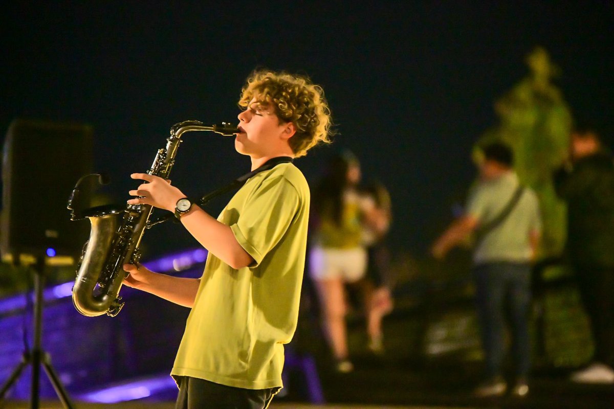 Desde la nueva plaza sobre el bulevar Monseñor Romero tenemos música en vivo. 🎷