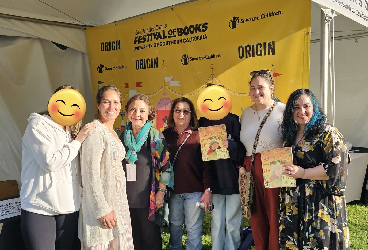 nazfordwrites's tweet photo. Sunny Saturday
Surrounded by stories, art,
family, and new friends.
#senryu #HaikuSaturday #bookfest
So nice to meet you @boygirlparty
@SkyOfRedPoppies #memorygarden https://t.co/4kQbmvCdxP