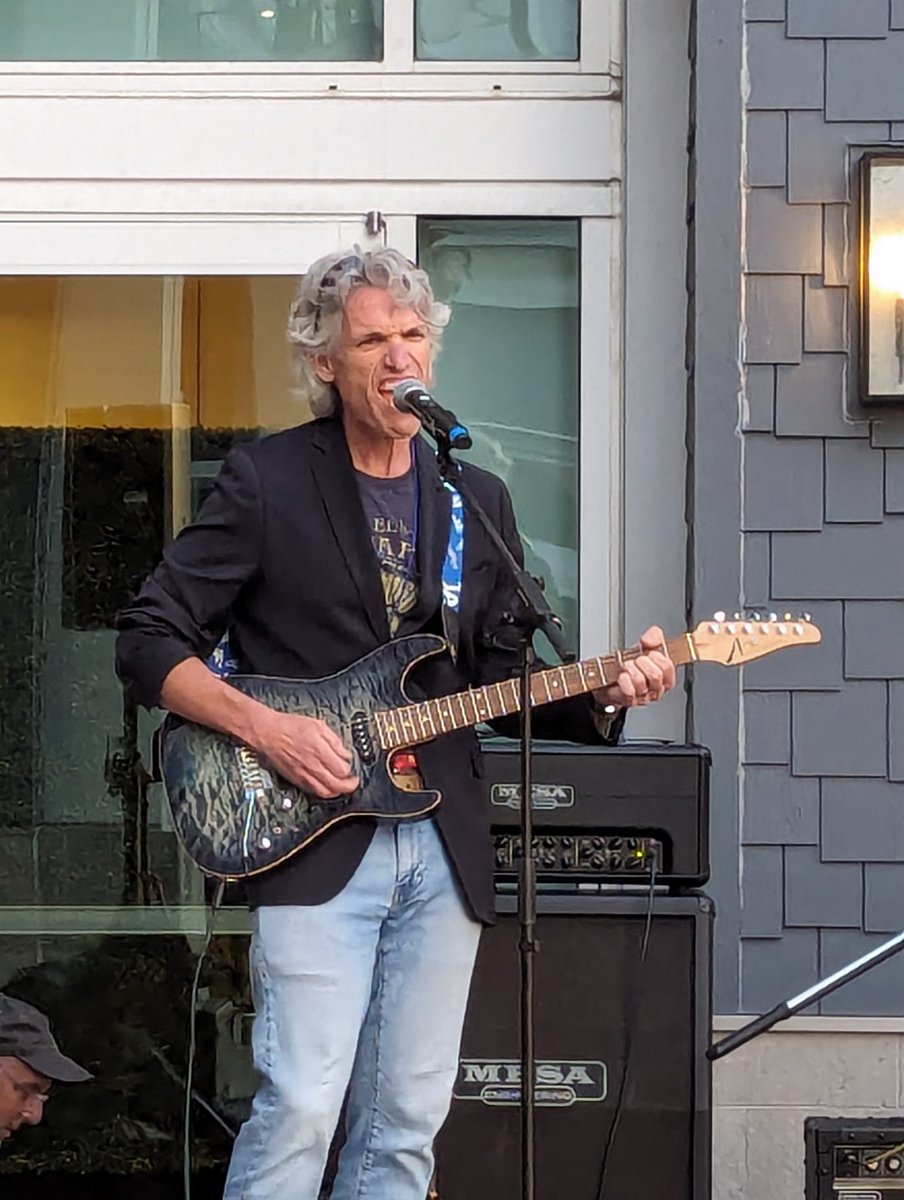 Our very own rock star @drigberg and the Dial Ups providing the entertainment at the 2024 @VascularSocal Southern California Vascular Surgery Society annual banquet. 🤩😎