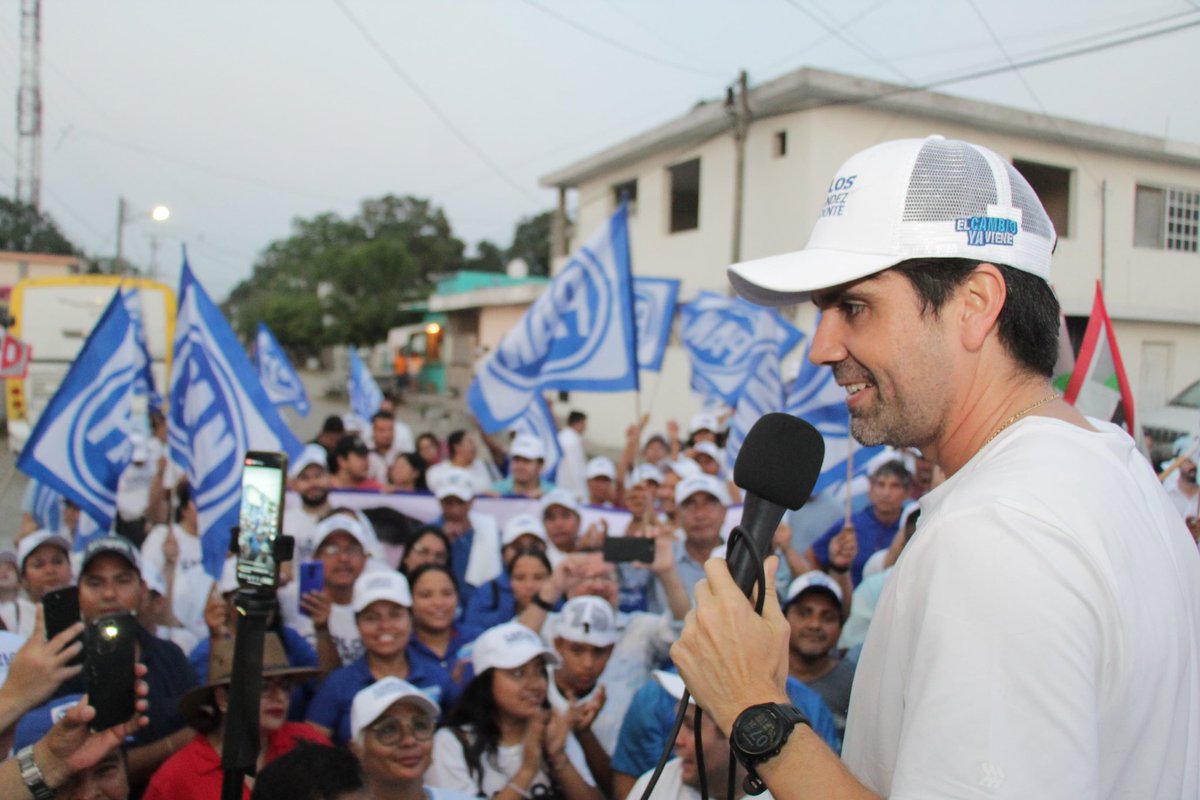 ¡Hoy la colonia Revolución Verde se pintó de azul!
Gracias a las amigas y amigos de la zona norte que ya se sumaron a nuestro equipo para cambiar a #CdMadero.

#CarlosFernández #Presidente #ElCambioYaViene