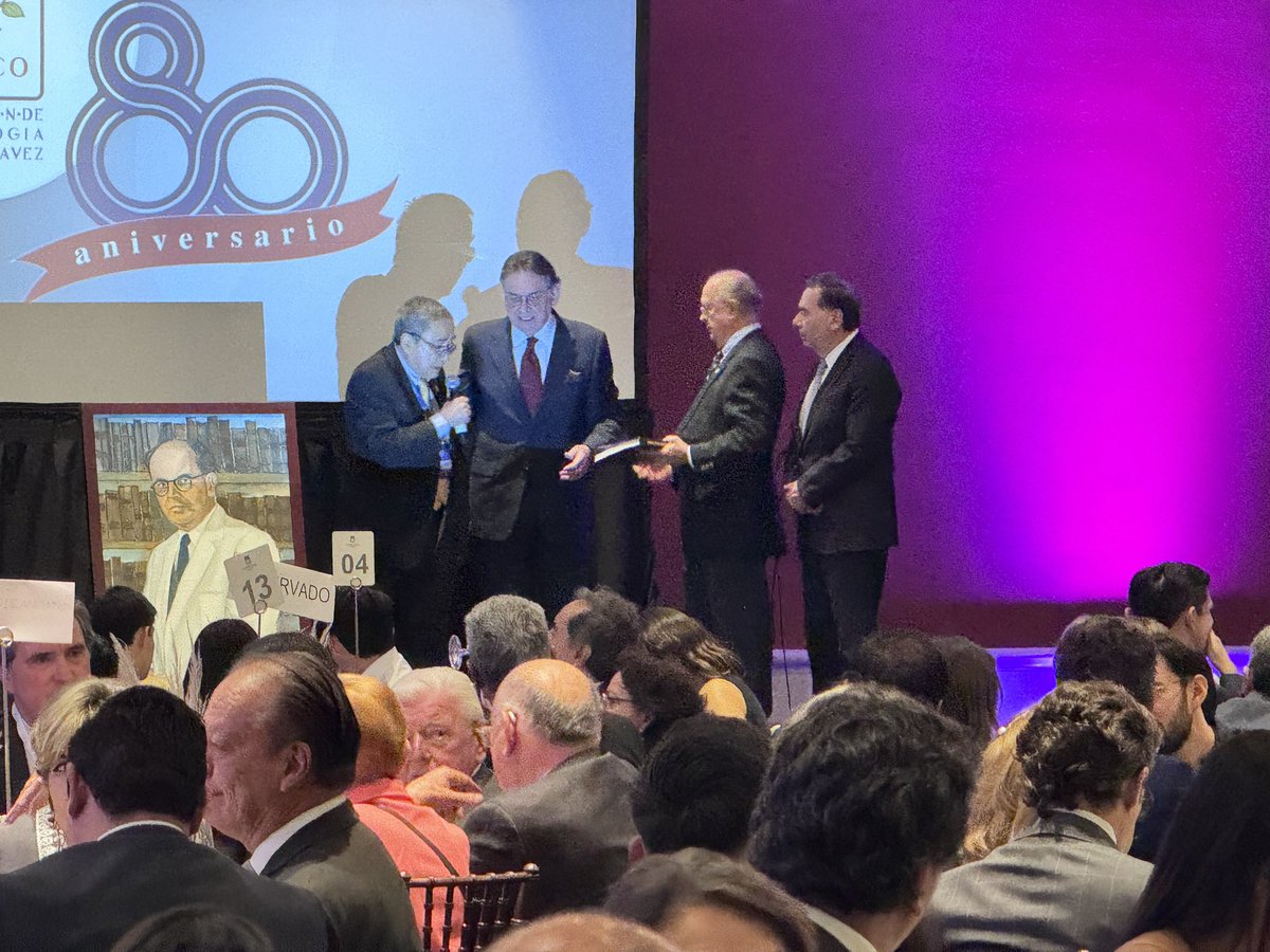 Estamos en la cena clausura de este 80 Aniversario del Instituto Nacional de Cardiología 🫀 Compártenos tus fotos de la cena 🙌🏼 ⤵️⤵️⤵️⤵️⤵️