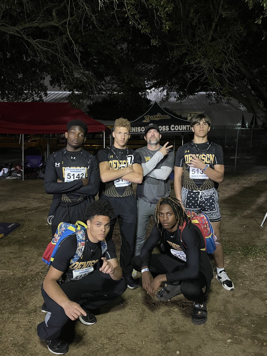 M_Kennedy2248's tweet photo. grateful to have a team and coach like this🖤💛 @Coachclintburns @KadenDSanders @KellyKenyan @10ThomasRendon @IsomJadarius_ https://t.co/IZkEZktKMo