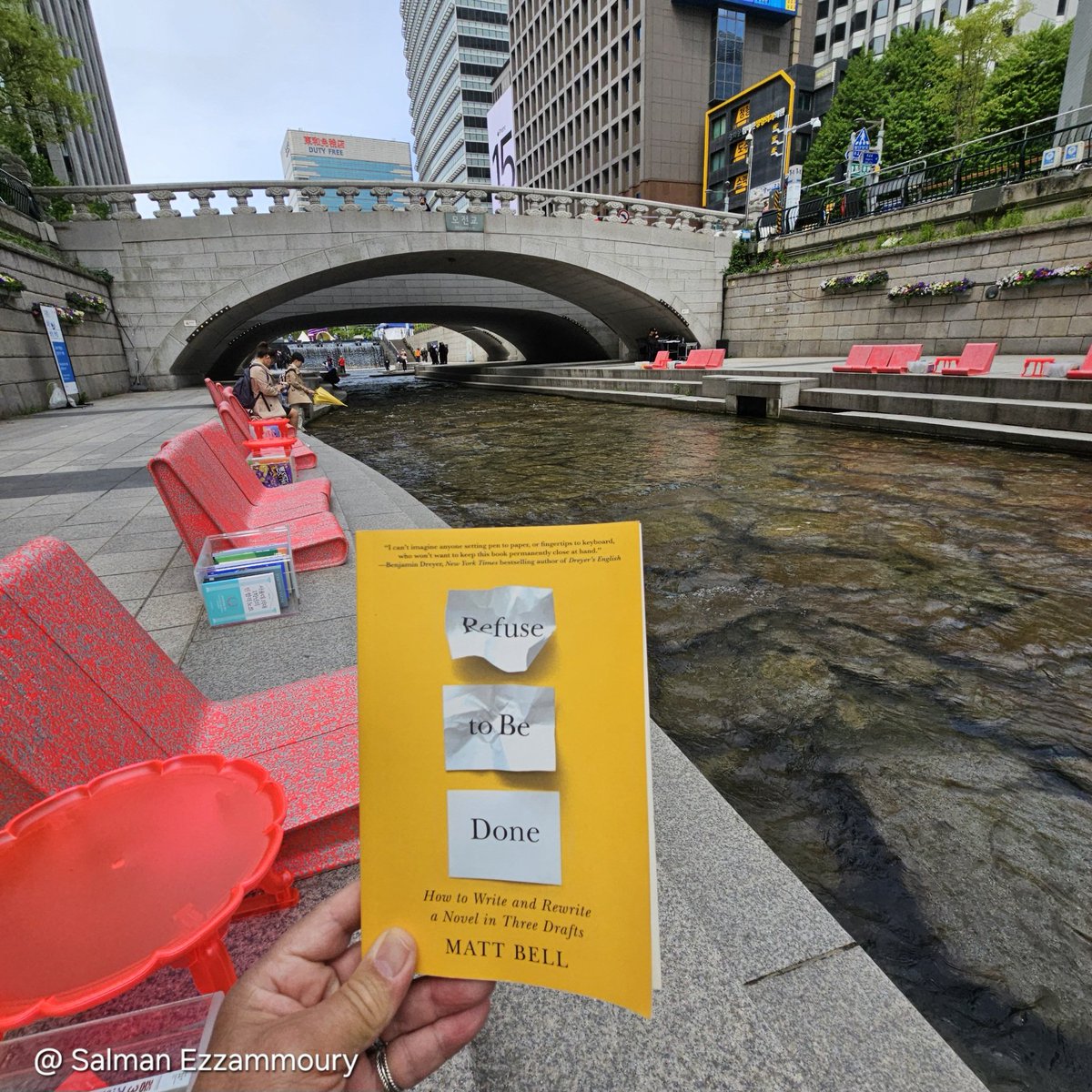 The Seoul Outdoor Library.
A space where urban nature meets culture.
A place where freedom and intellectual pleasure coexist.
#seouloutdoorlibrary #seoul #korean #Korea #mojeongyo #booksreading