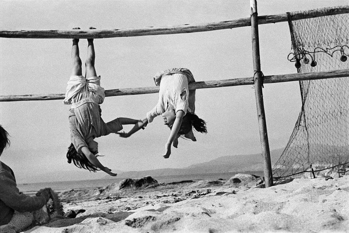 Sergio Larrain. Fishermen daughters. Los Horcones, Chile. 1956