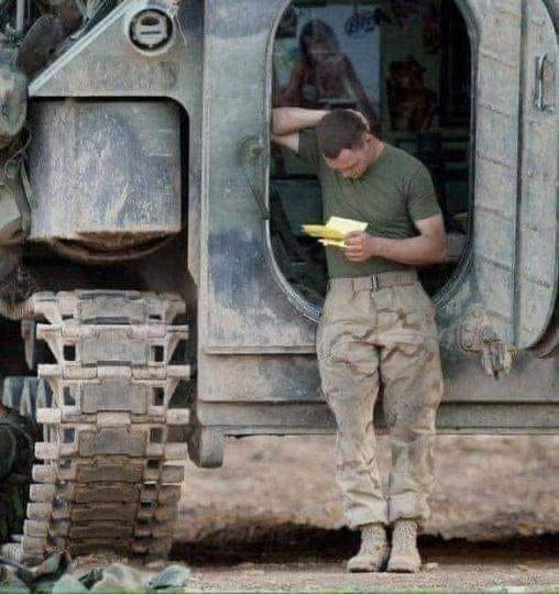 Soldado promovido a general. Um soldado destinado no Iraque recebe uma carta da sua namorada. A carta dizia o seguinte: Querido Alberto, já não posso continuar com esta relação. A distância que nos separa é grande demais. Tenho que admitir que eu te fui infiel duas vezes desde