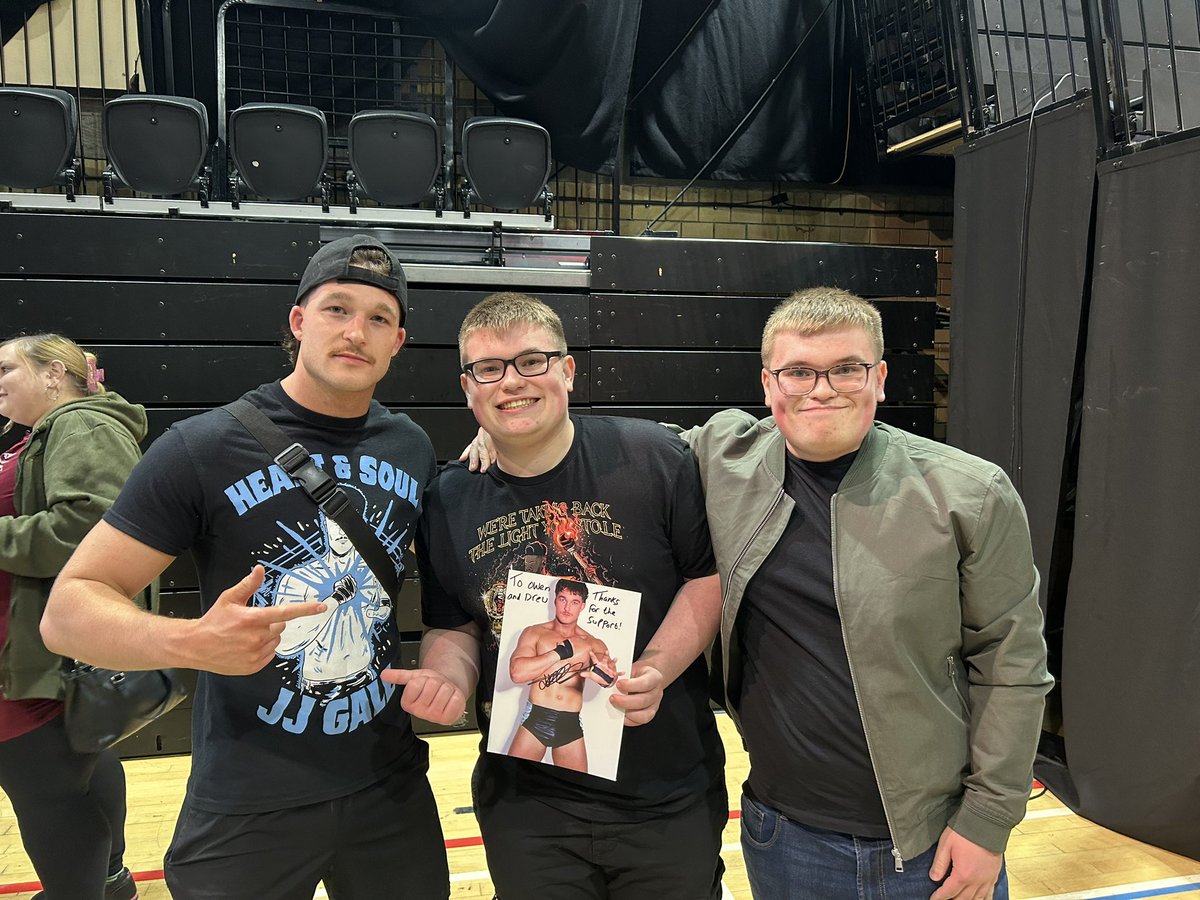 Had a great night at @RevProUK Epic encounter!! Watched some amazing wrestling and met some great people!! A full review will be coming on Wednesday on finisher FM with @aaron_challoner! Many thanks to @pw_oskar @TheOJMO @Robbie_X_ and @JJGale_PW for the conservations and photos