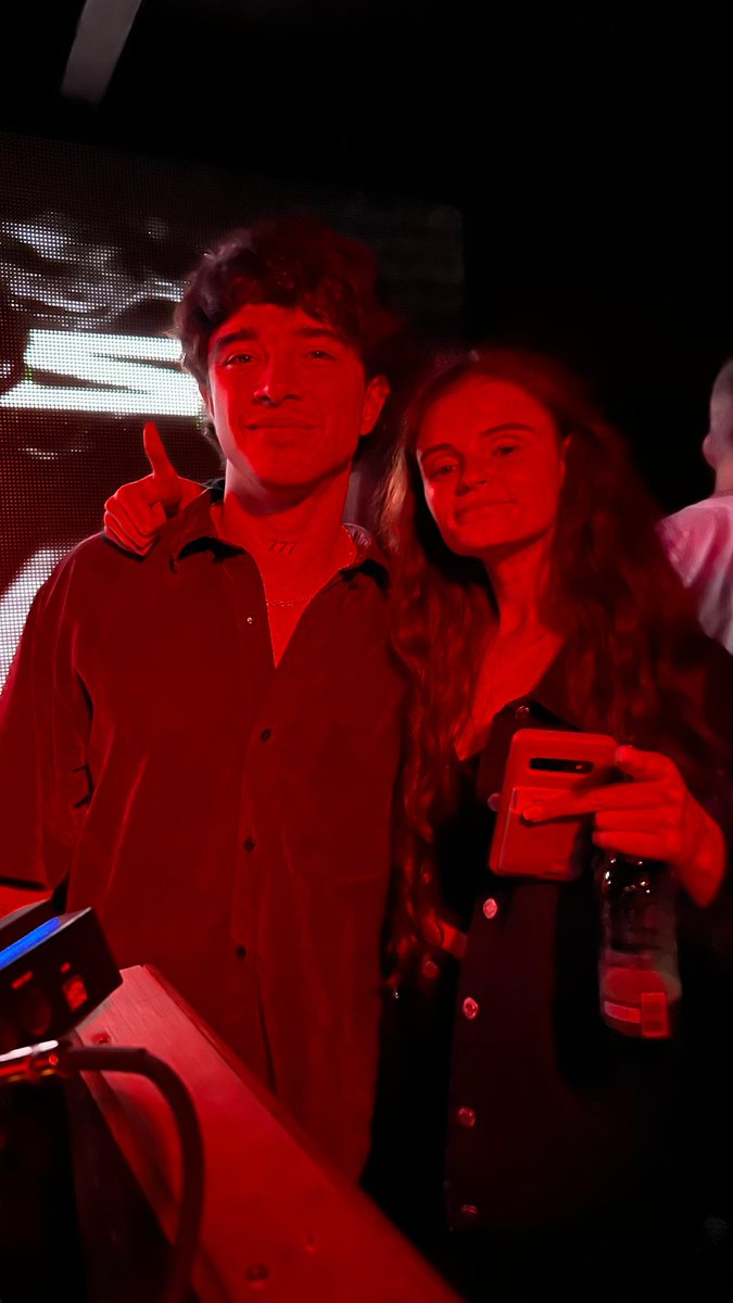 Ceci01_JS's tweet image. Ayer fui a un boliche y un pibe re fachero me pidió unas fotos,le encontré cara conocida. Sacan quien podría ser???