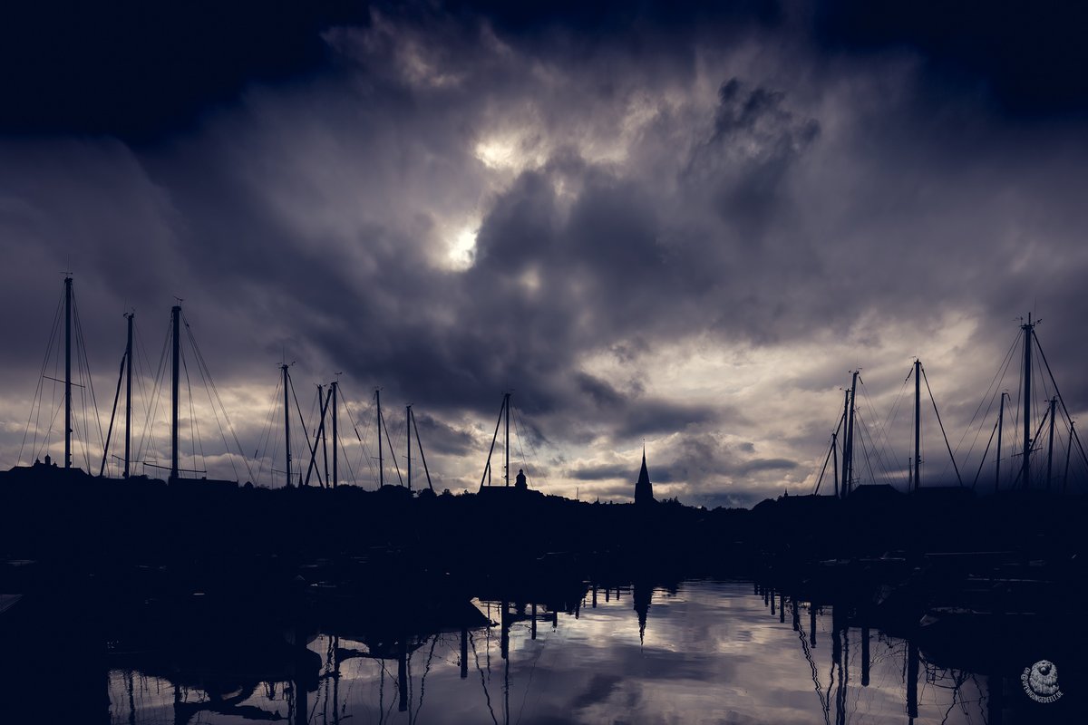 allavoro_de's tweet photo. London mit #BigBen bei Sonnenfinsternis. Werde ich nie vergessen.
Oh, ah, hm, scheint #Flensburg mit #StMarien bei aufkommendem Regen zu sein. Na, egal, Flensburg oder London, Hauptsache Backfisch.
#SchleswigHolstein #AberbittenichtzuGosch https://t.co/VdZ8PsepYS