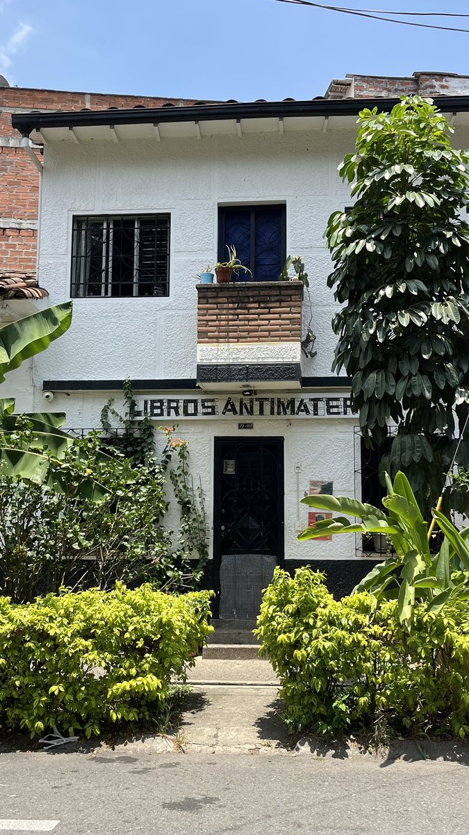 AleMonterroza's tweet photo. No sé ni qué decir de esta librería porque me desborda de amor. 

Si pueden, apoyen las librerías independientes.

No es nada fácil mantenerlas de pie. https://t.co/OwB1B1x79U