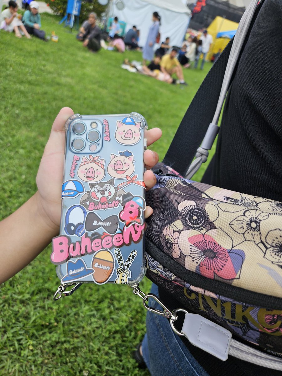 またまた昨日、コロナ前に
よくブヒーン🐷🐷🐷イベントで会ってた親子と再開❣️
あの時は3歳🙄？ぐらいだったけど
今ではﾋﾟｶﾋﾟｶの１年生になっててお兄ちゃんになっててビックリ👀‼️
ブヒーンのシールを買ってお母さんの携帯にさっそく貼ってた🤭
ナイス～😆👍️✨
成長してる姿&amp;会えて嬉しかった