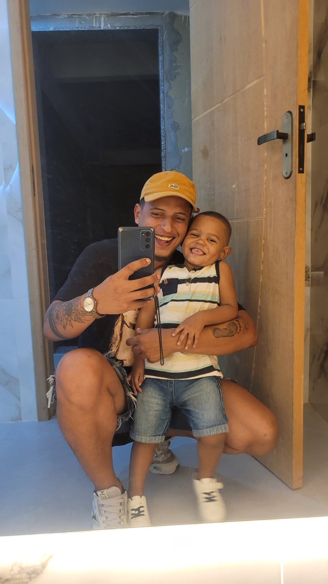 gbrross's tweet photo. Minha vida se resume em você e pra você minha vida 💛 https://t.co/ol8XCC2CAz