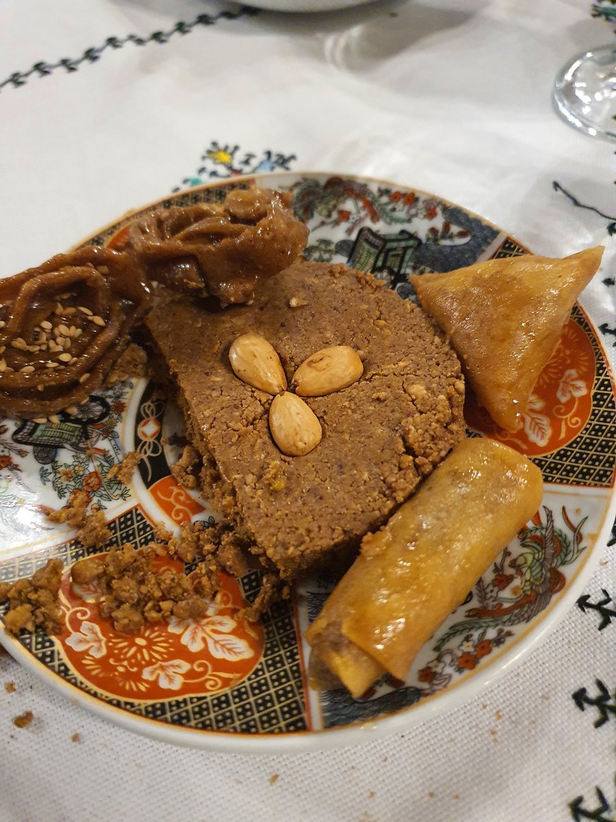 Cette semaine débute la Pâque juive dite fête de Pessah, fête qui est un grand symbole des relations entre juifs et musulmans au Maroc. Dans ces bonnes relations autour des galettes , rekak, qui durent huit jours et qu'à sa sortie, nous fêtions la Mimouna, Mimoune, chance