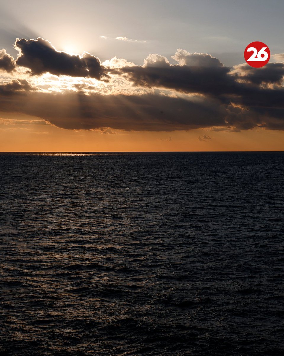 canal26noticias's tweet photo. 🌇 ATARDECER EN ITALIA 🇮🇹 

👉Estas impresionantes imágenes capturan la silueta de un faro iluminando el horizonte en la isla de Capri. Además, desde aquí, se puede disfrutar de la vista de la isla de Ischia al atardecer.

📲 Más noticias en https://t.co/fIGo3oWjGs

#isladecapri #atardecer #Canal26